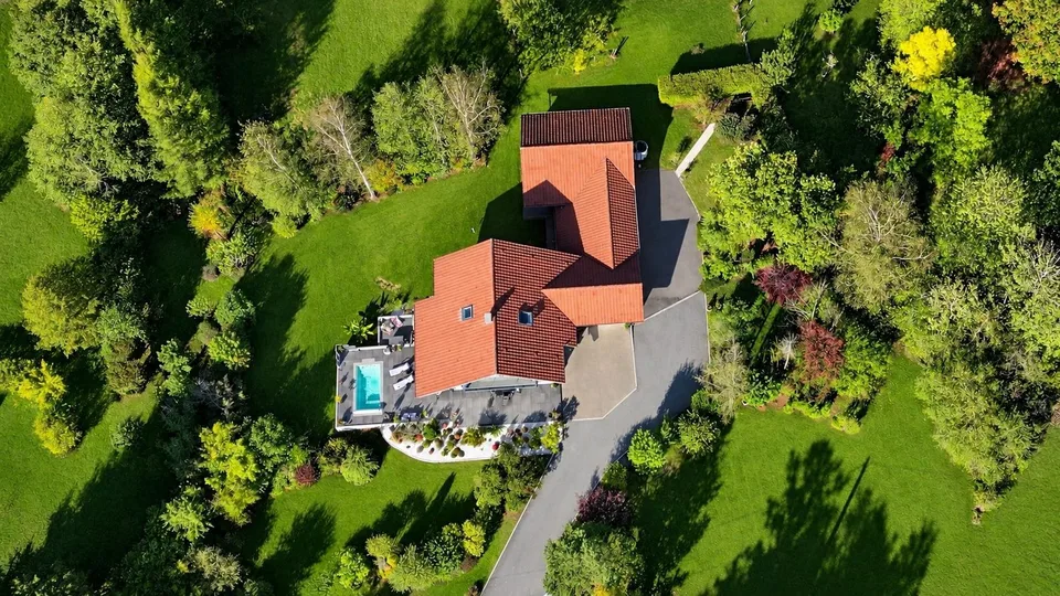 Chalet contemporaneo di 160 m² su 1,56 ettari di terreno con strutture equestri – foto 4 di 30