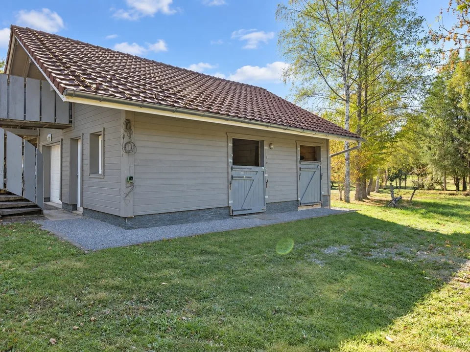 Chalet contemporaneo di 160 m² su 1,56 ettari di terreno con strutture equestri – foto 21 di 30