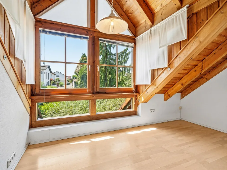 Charmante 5.5-Zimmer-Dachgeschosswohnung mit Panoramablick in Gaienhofen – Foto 11 von 17