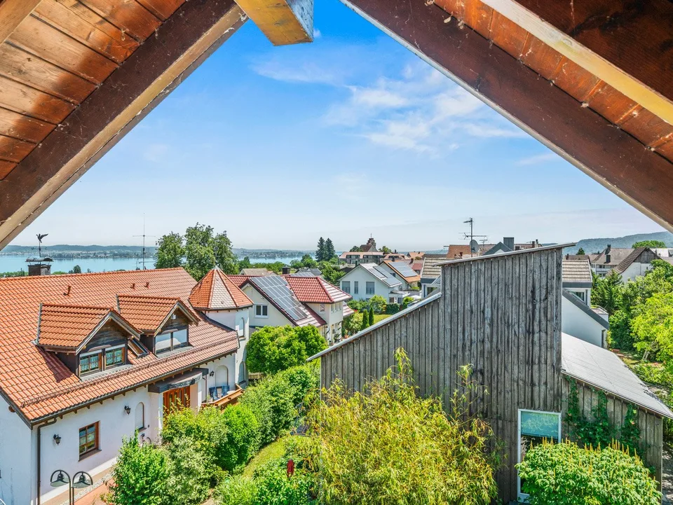 Charmante 5.5-Zimmer-Dachgeschosswohnung mit Panoramablick in Gaienhofen – Foto 8 von 17