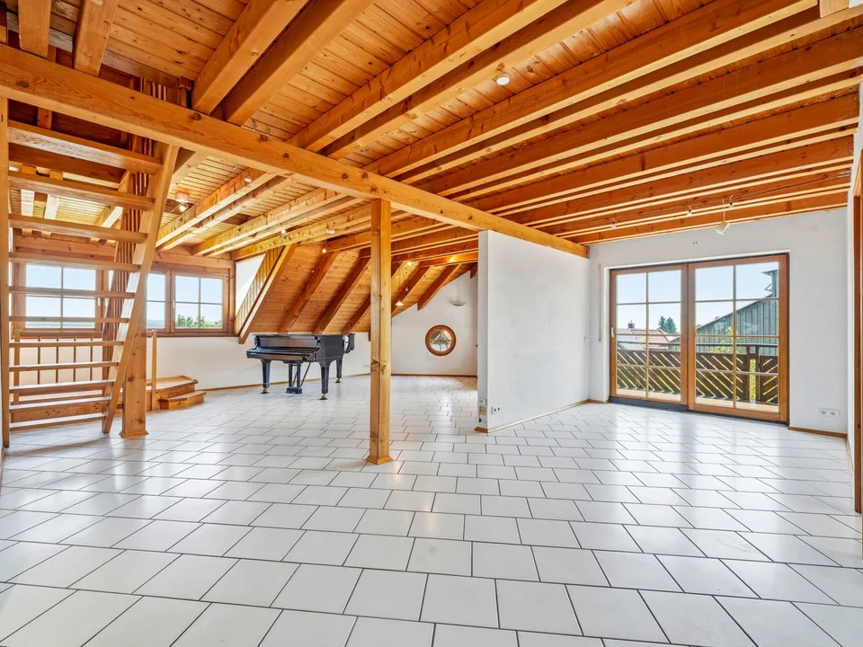 Charmante 5.5-Zimmer-Dachgeschosswohnung mit Panoramablick in Gaienhofen – Foto 5 von 17