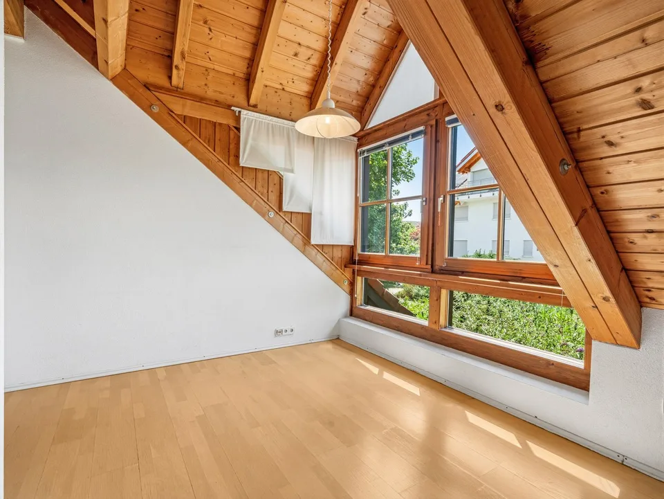 Charmante 5.5-Zimmer-Dachgeschosswohnung mit Panoramablick in Gaienhofen – Foto 12 von 17