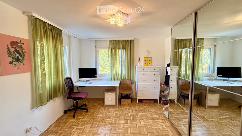 4,5 Zimmer im Obergeschoss, 2 Terrassen, eigenem Garten, Garage und Parkplatz – Foto 7 von 12