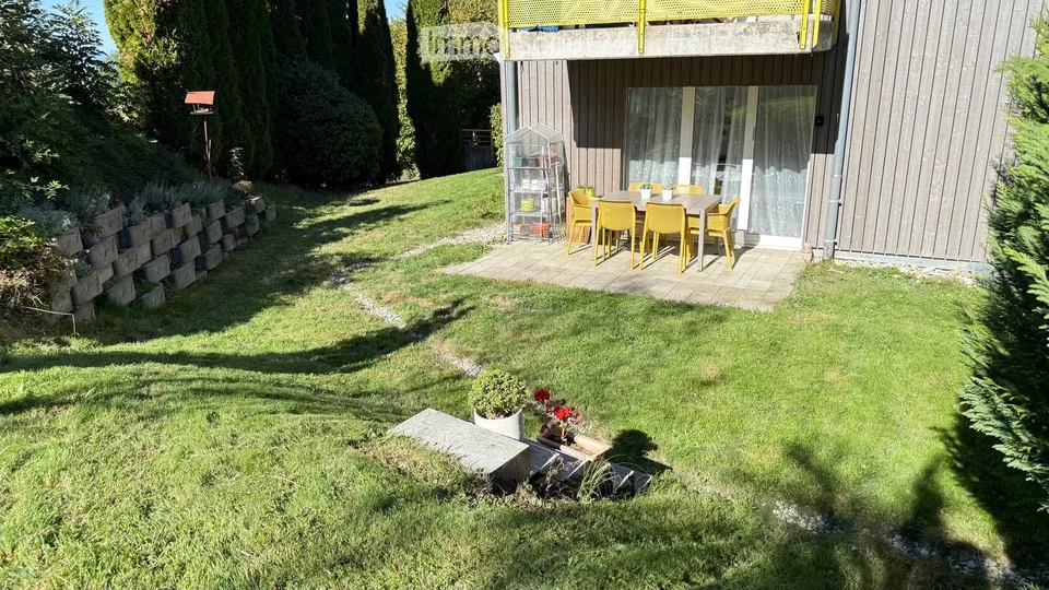 4,5 Zimmer im Obergeschoss, 2 Terrassen, eigenem Garten, Garage und Parkplatz – Foto 2 von 12