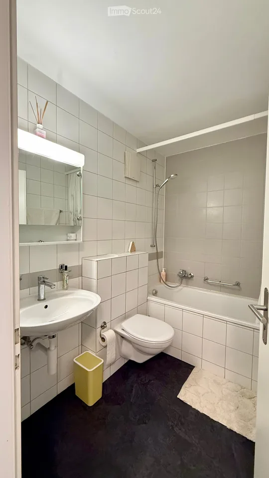 4,5 Zimmer im Obergeschoss, 2 Terrassen, eigenem Garten, Garage und Parkplatz – Foto 8 von 12