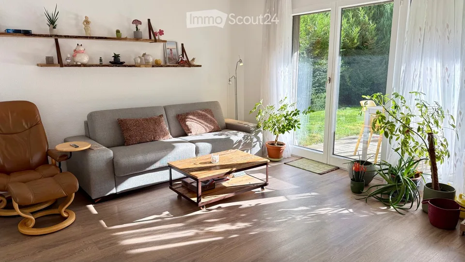 4,5 Zimmer im Obergeschoss, 2 Terrassen, eigenem Garten, Garage und Parkplatz – Foto 3 von 12