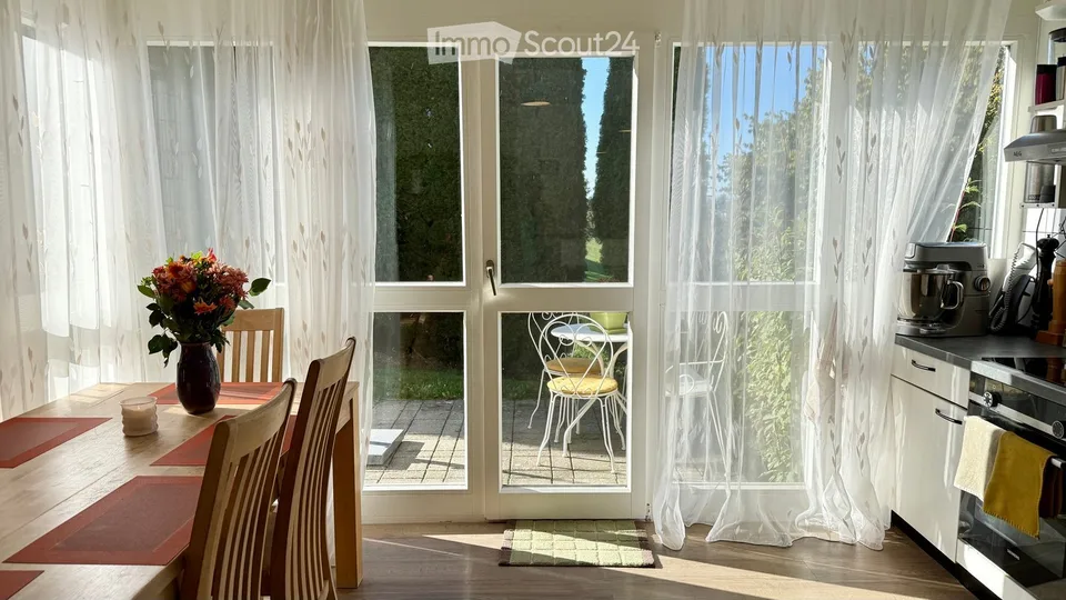 4,5 Zimmer im Obergeschoss, 2 Terrassen, eigenem Garten, Garage und Parkplatz – Foto 5 von 12