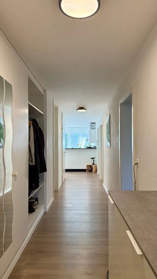 4,5 Zimmer im Obergeschoss, 2 Terrassen, eigenem Garten, Garage und Parkplatz – Foto 10 von 12