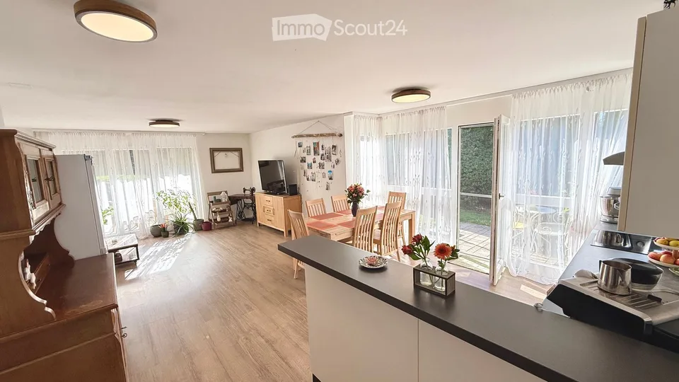 4,5 Zimmer im Obergeschoss, 2 Terrassen, eigenem Garten, Garage und Parkplatz – Foto 4 von 12
