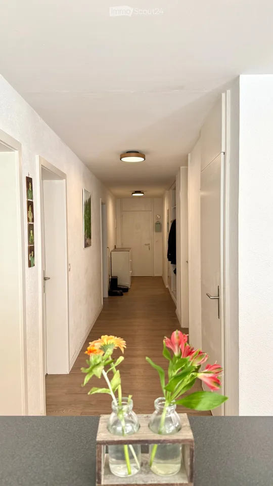 4,5 Zimmer im Obergeschoss, 2 Terrassen, eigenem Garten, Garage und Parkplatz – Foto 6 von 12