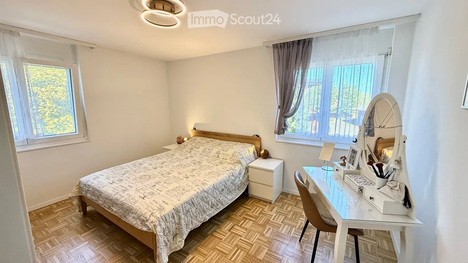 4,5 Zimmer im Obergeschoss, 2 Terrassen, eigenem Garten, Garage und Parkplatz – Foto 11 von 12
