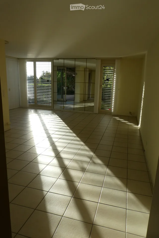 Prächtige 4,5-Zimmer-Wohnung mit Terrasse, Garten und großem Abstellraum – Foto 2 von 5