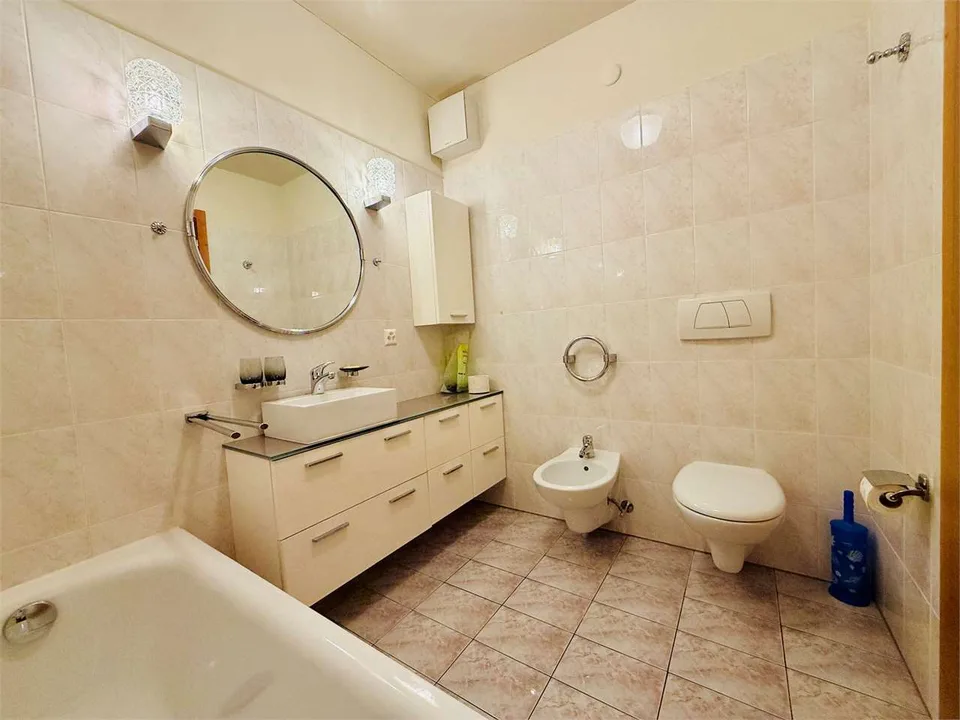 BISSONE - Geräumige 3.5-Zimmer-Wohnung mit herrlicher Seesicht, beheiztem Pool – Foto 12 von 13