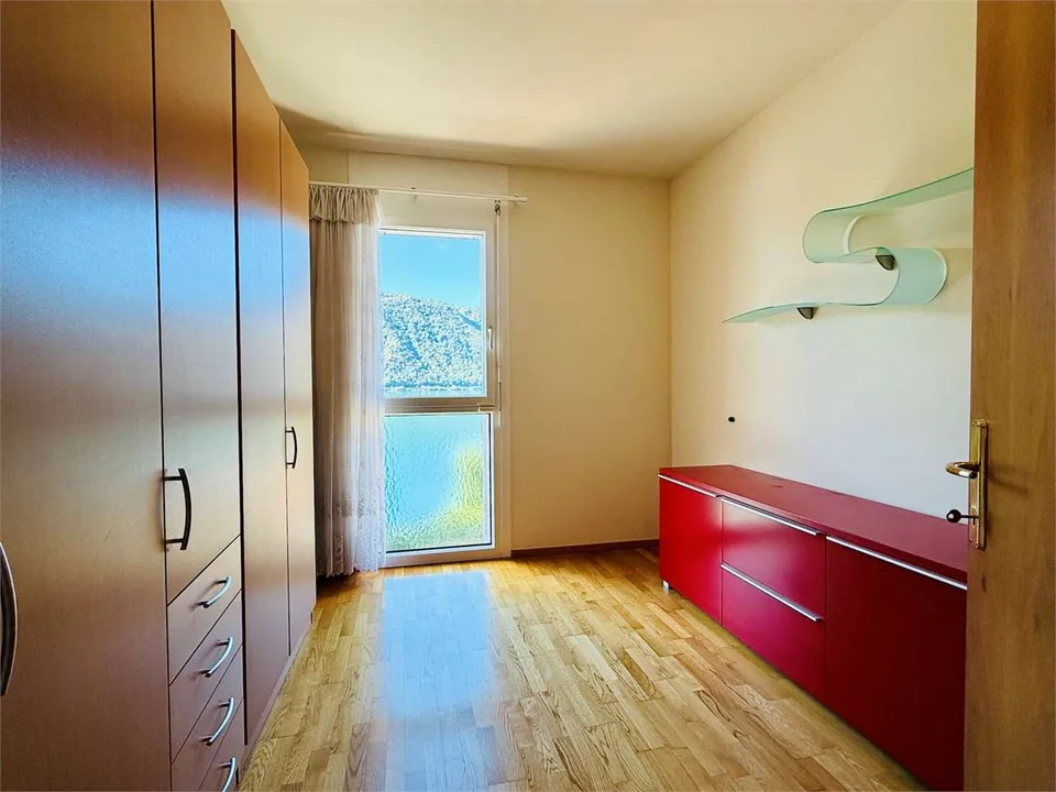 BISSONE - Geräumige 3.5-Zimmer-Wohnung mit herrlicher Seesicht, beheiztem Pool – Foto 8 von 13