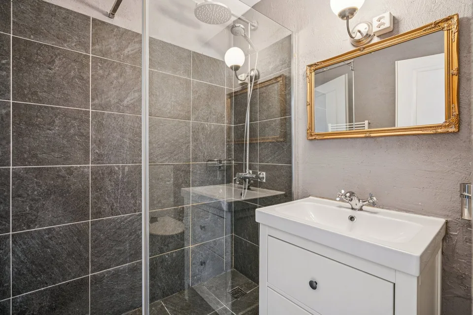 Charming 2.5-room apartment in St-Prex – photo 9 of 12
