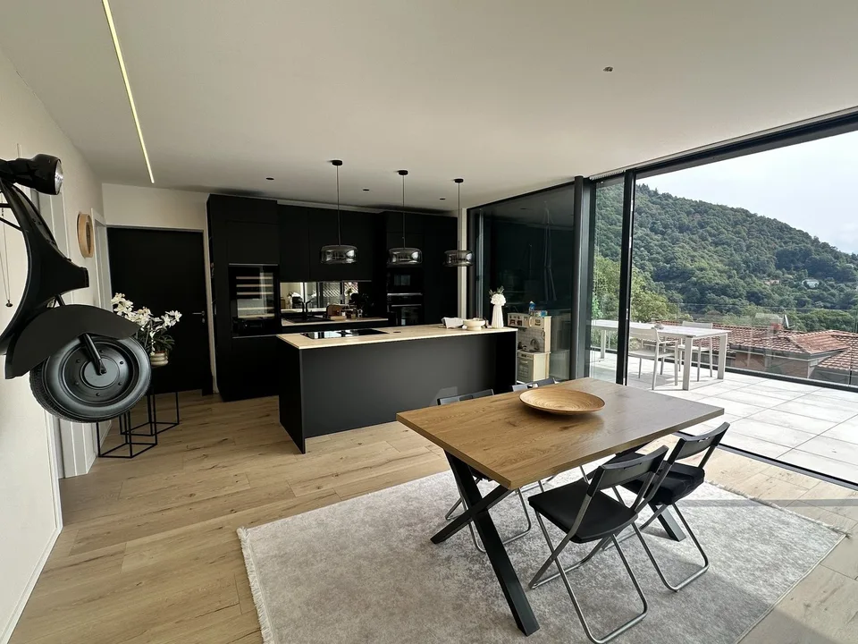 NUOVO ED AMPIO APPARTAMENTO CON LIFT PRIVATO E VISTA LAGO – foto 2 di 13