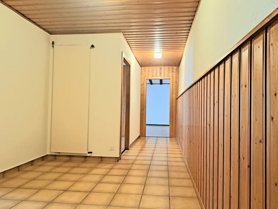 LAC 17, Geräumige 2.5-Zimmer-Wohnung mit sichtbaren Balken – Foto 2 von 6