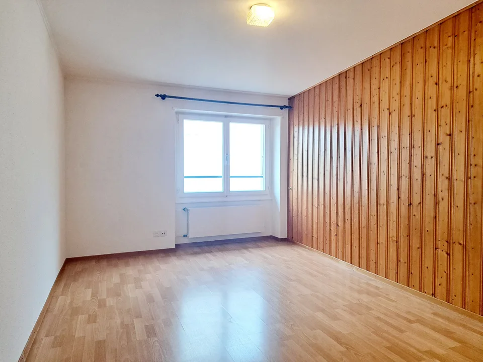 LAC 17, Geräumige 2.5-Zimmer-Wohnung mit sichtbaren Balken – Foto 4 von 6