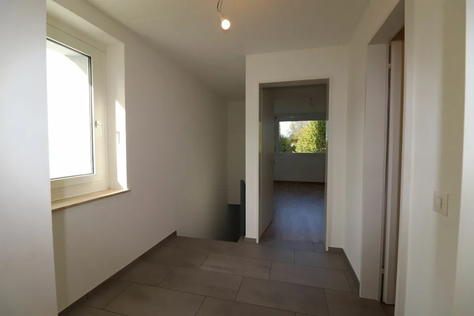 Nähe Mischelicenter- moderne und helle 3 1/2 Zimmer-Maisonette-Wohnung mit Gartensitzplatz – Foto 7 von 12
