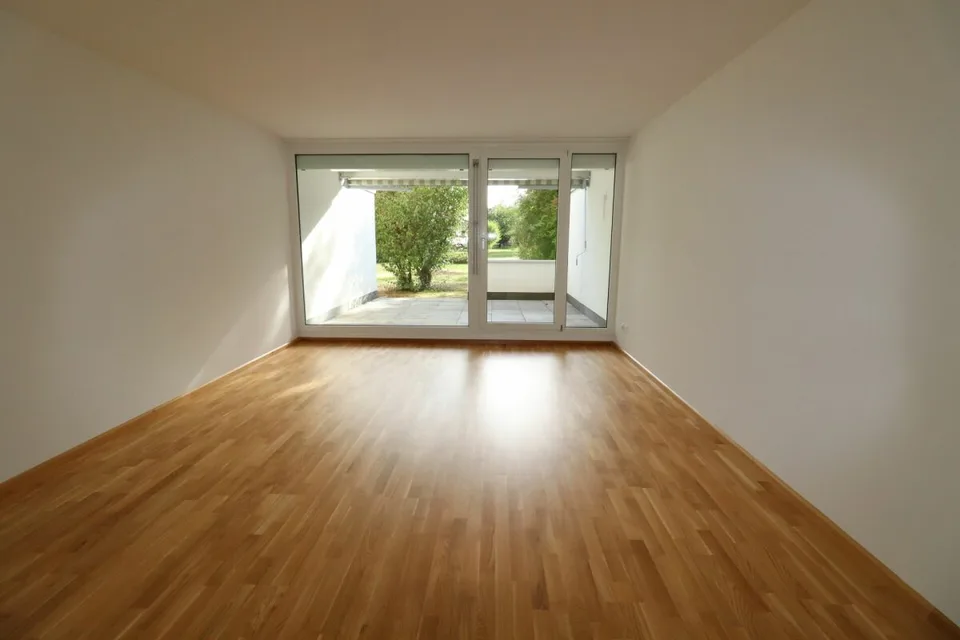 Nähe Mischelicenter- moderne und helle 3 1/2 Zimmer-Maisonette-Wohnung mit Gartensitzplatz – Foto 4 von 12