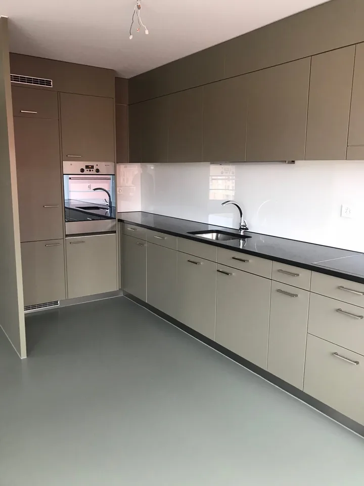 Appartamento moderno con loggia, 2 celle umide, torre di lavaggio privata – foto 2 di 8
