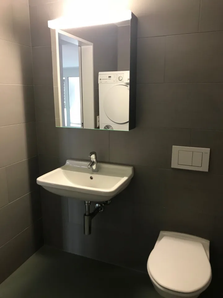Appartamento moderno con loggia, 2 celle umide, torre di lavaggio privata – foto 6 di 8