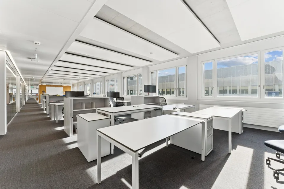 Flexible Bürofläche mit bestehendem Ausbau und Top-Anbindungen – Foto 11 von 12