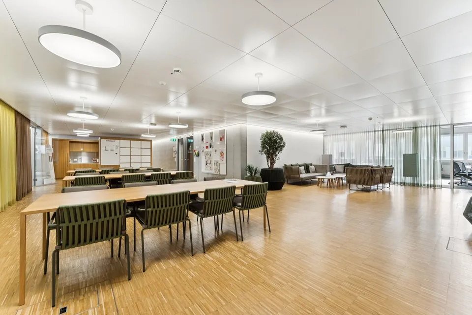Flexible Bürofläche mit bestehendem Ausbau und Top-Anbindungen – Foto 4 von 12