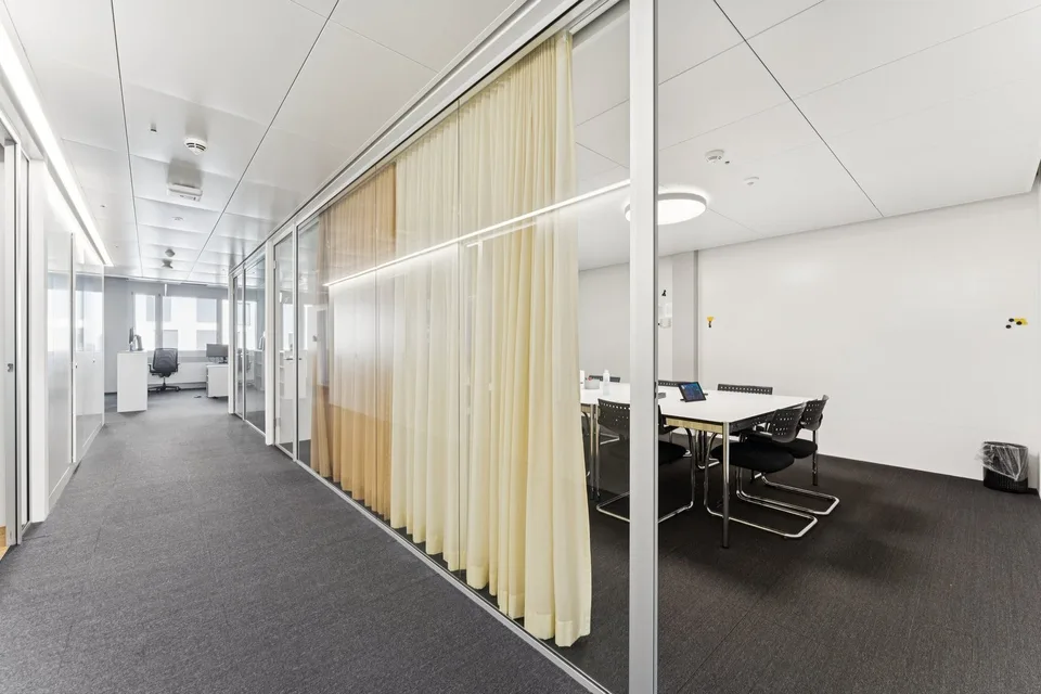 Flexible Bürofläche mit bestehendem Ausbau und Top-Anbindungen – Foto 10 von 12