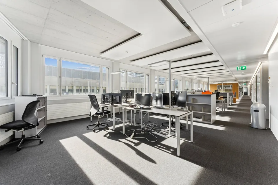 Flexible Bürofläche mit bestehendem Ausbau und Top-Anbindungen – Foto 5 von 12