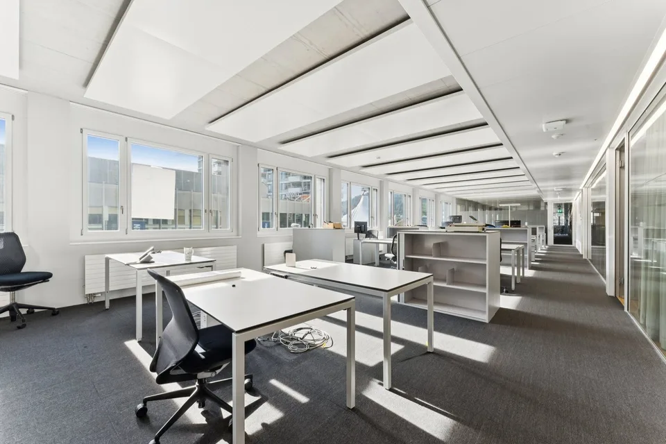 Flexible Bürofläche mit bestehendem Ausbau und Top-Anbindungen – Foto 8 von 12