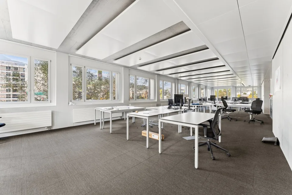Flexible Bürofläche mit bestehendem Ausbau und Top-Anbindungen – Foto 9 von 12