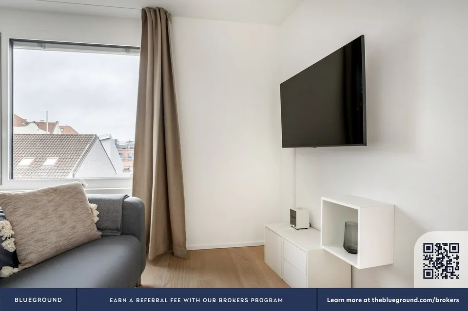 Appartement rénové 1,5 pièces, cave, W/T. 3 minutes au cœur de Wiedikon – photo 3 sur 13