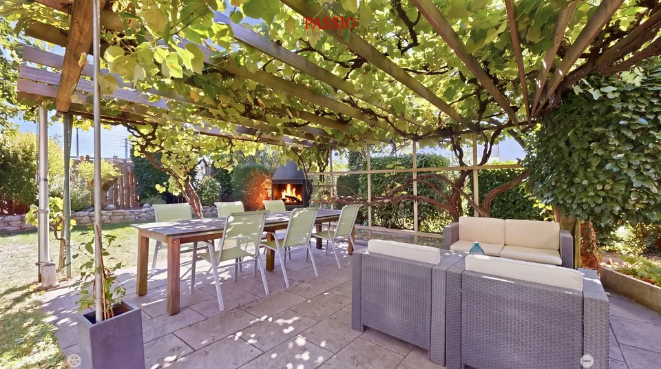 Stilvolles Ein- oder Zweifamilienhaus mit Gartenparadies und Potenzial – Foto 2 von 13