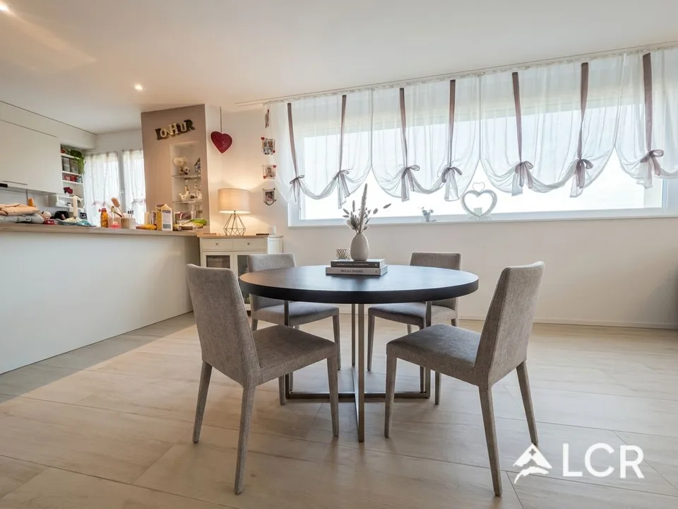 Bell'appartamento di 3.5 locali / 2 camere da letto / 2 bagni / 1 balcone / 2 posti auto – foto 2 di 10