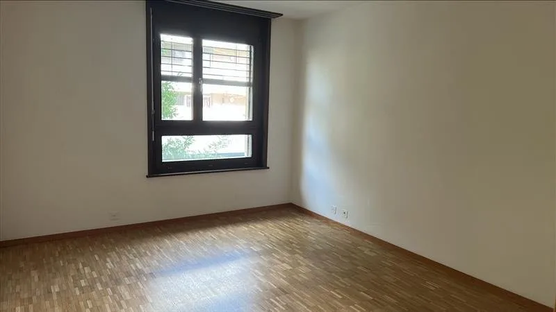 Lumineux appartement de 2.5 pièces avec balcon à louer à Renens – photo 4 sur 5