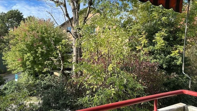 Lumineux appartement de 2.5 pièces avec balcon à louer à Renens – photo 2 sur 5