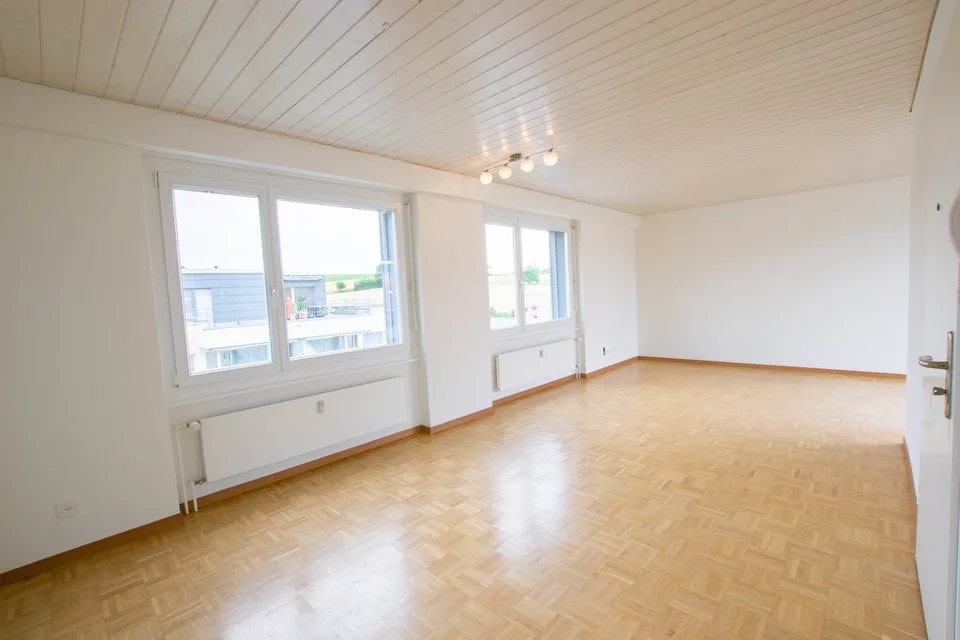 Attikawohnung mit grosser Terrasse an der Landwirtschaftszone in Brügg – Foto 5 von 11