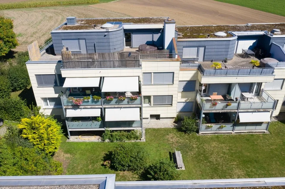 Attikawohnung mit grosser Terrasse an der Landwirtschaftszone in Brügg – Foto 10 von 11