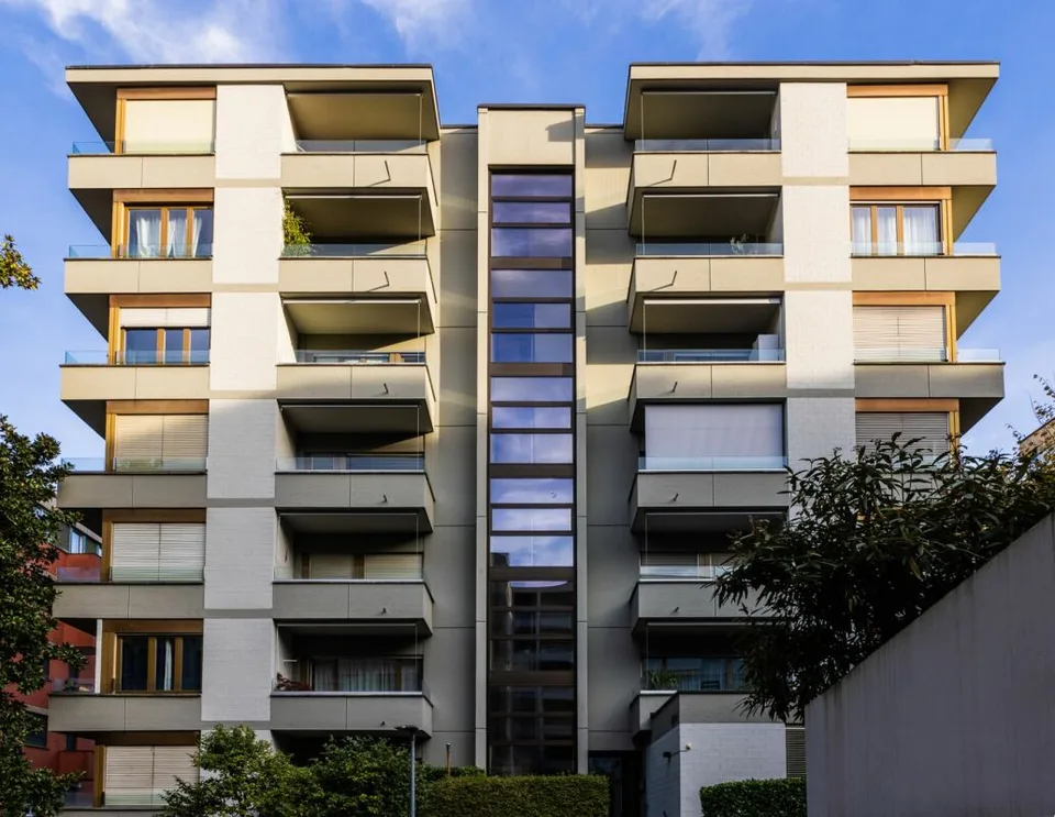 Appartement élégant 2 pièces rénové avec terrasse – photo 2 sur 3