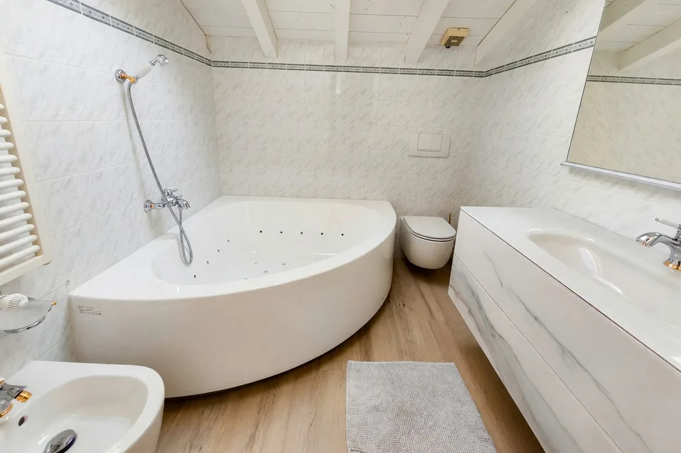 Elegante appartement 4,5 pièces avec vue sur le lac et jardin privé à Capolago rénové – photo 15 sur 21