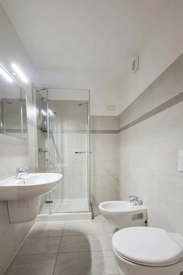 Casa contigua 5,5 locali con terrazza vista lago e giardino a Lopagno – foto 17 di 23