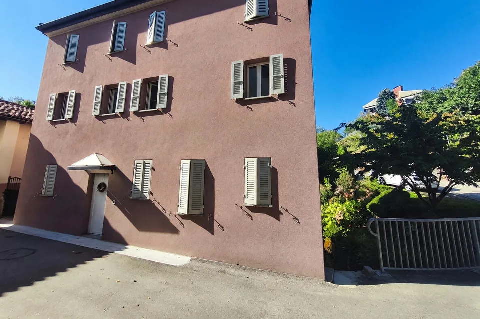 Zweifamilienhaus mit 7 Zimmern und Garten in Davesco renoviert – Foto 3 von 24