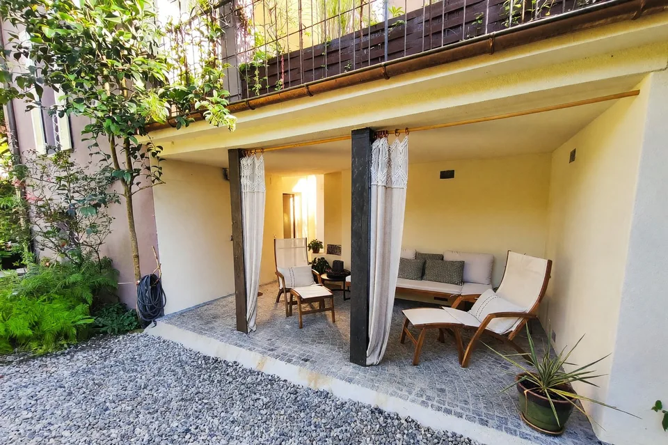 Zweifamilienhaus mit 7 Zimmern und Garten in Davesco renoviert – Foto 2 von 24