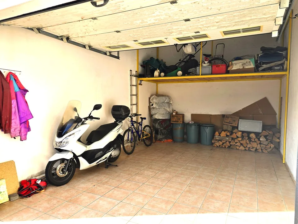 Merveilleuse villa avec jardin, 6 pièces et cheminée – photo 16 sur 19