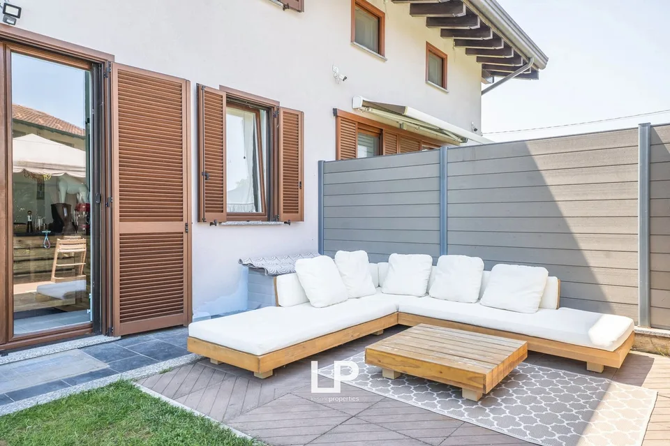 Villetta bifamiliare con giardino a Sesto Calende – foto 5 di 13