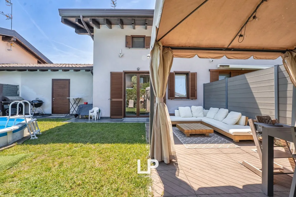 Villetta bifamiliare con giardino a Sesto Calende – foto 6 di 13