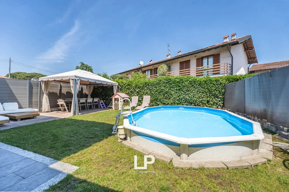 Villetta bifamiliare con giardino a Sesto Calende – foto 11 di 13