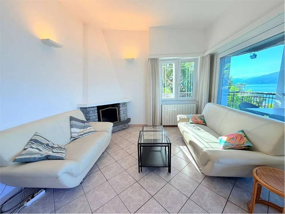 Single-family house in good condition, near the beach, with – photo 4 of 13