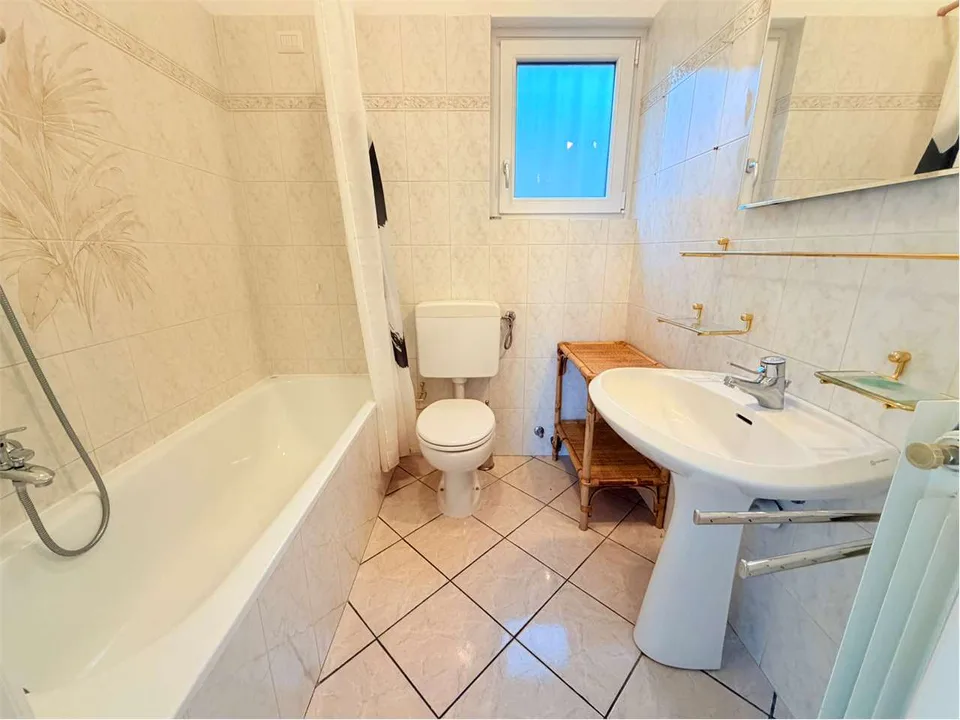 Single-family house in good condition, near the beach, with – photo 12 of 13
